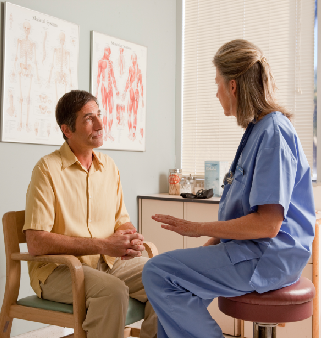 close-up of nurse checking female patient's pulse on wrist, close-up – Hoitaja pitää naispotilaan kättä ja kokeilee pulssia ranteesta.