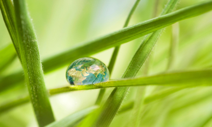 Maapallon kuva luonnon, ilmaston kestävyyttä ja vastuullisuutta kuvastaen
