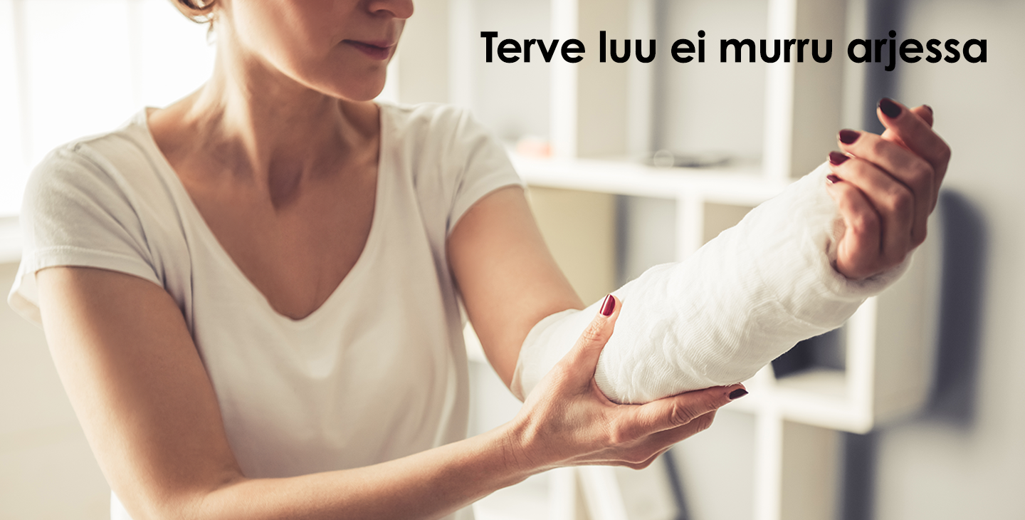 kuva naisen käsivarresta kipsissä