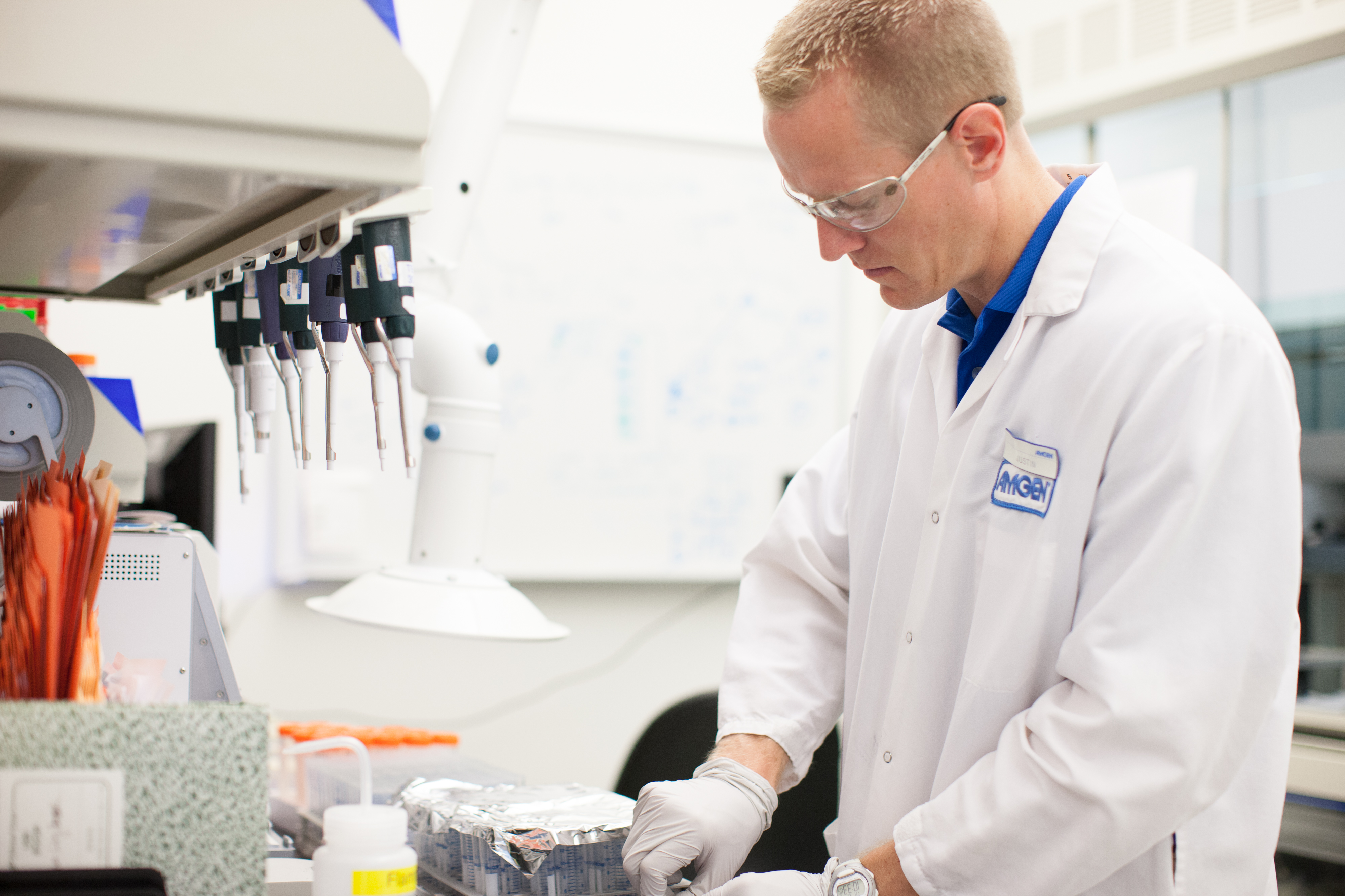 Ihminen laboratoriossa suojavaatteet päällä